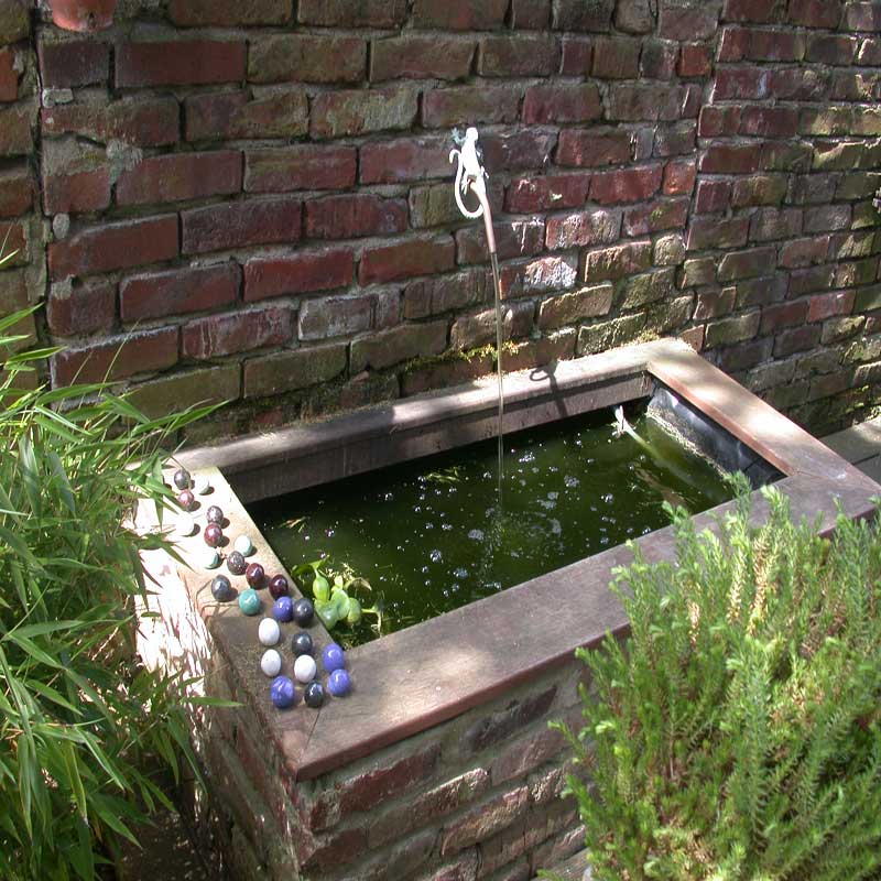 Wasser im Garten Brunnen Wasserspiel